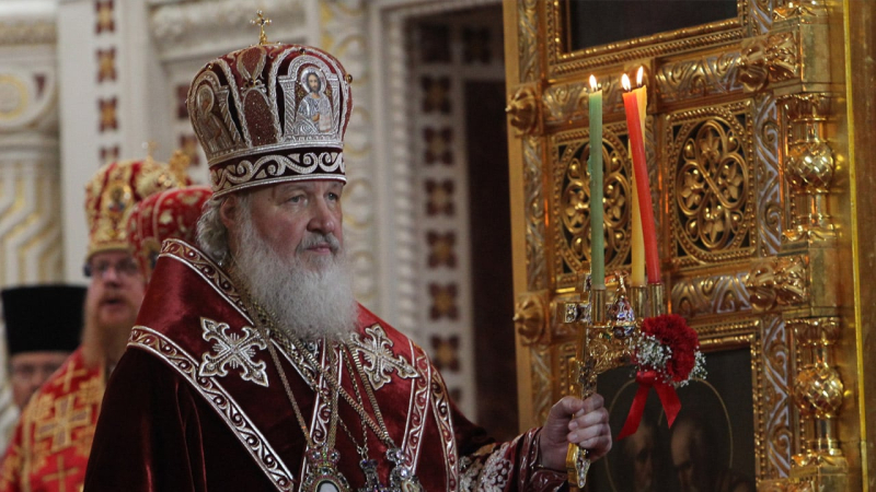 Russische Narrative verbreiten und die Morde an Ukrainern segnen: Patriarch der Russisch-Orthodoxen Kirche Kirill wurde informiert von drei Verdächtigen“ />< /p> </p>
<p>Der SBU und die Generalstaatsanwaltschaft haben Beweise gegen den Patriarchen der Russisch-Orthodoxen Kirche Wladimir Gundjajew (bekannt als Kirill) gesammelt, der die bewaffnete Aggression der Russischen Föderation fördert und leugnet die Kriegsverbrechen der Besatzer. Derzeit liegen ihm drei Verdachtsfälle vor.</p>
<blockquote>
<p>— Den Ermittlungen zufolge gehört der Moskauer Patriarch zum engeren Kreis der höchsten militärisch-politischen Führung Russlands und war einer der ersten, der öffentlich einen umfassenden Krieg gegen die Ukraine unterstützte. Um Propaganda zu verbreiten, nutzt er massiv die von ihm kontrollierten Religionsgemeinschaften der Russisch-Orthodoxen Kirche auf dem Territorium der Russischen Föderation sowie Vertreter der UOC (MP) in der Ukraine, — heißt es im SBU-Bericht.</p>
</blockquote>
<p>Darüber hinaus verbreitet Gundyaev die Narrative des Kremls regelmäßig in Form von Online-Predigten oder eigenen Videokommentaren.</p>
<p>Insbesondere ist dokumentiert, dass im März 2022 „Material“ aufgetaucht ist auf der Website der Russisch-Orthodoxen Kirche 8221; über die Liturgie, in der der Geistliche den Kommandeur der Russischen Garde der Russischen Föderation Solotow für den Krieg gegen die Ukraine segnete.</p>
<p>Jetzt ansehen </p>
<p>Außerdem wurde Ende Februar 2023 auf dem offiziellen YouTube-Kanal der Russisch-Orthodoxen Kirche ein Video verbreitet, in dem Gundyaev die Besetzung der Ostukraine rechtfertigt.</p>
<p>Darüber hinaus äußerte sich der Patriarch immer wieder gegenüber Propagandisten von den zentralen Fernsehsendern Russlands, in denen er die aggressive Politik des Kremls unterstützte und die Gläubigen dazu aufrief, sich im Krieg gegen die Ukraine zu vereinen.</p>
<p>Eine von der SBU eingeleitete Untersuchung bestätigte die Tatsachen der kriminellen Aktivitäten des Patriarchen der Russisch-Orthodoxen Kirche.</p>
<p>Auf der Grundlage der gesammelten Beweise wurde Gundyaev über den Verdacht gemäß den folgenden Artikeln informiert:</p>
<ul>
<li>h. 3 EL. 110 (Eingriff in die territoriale Integrität und Unverletzlichkeit der Ukraine);</li>
<li>ch. 3 EL. 436-2 (Rechtfertigung, Anerkennung als rechtmäßig, Leugnung der bewaffneten Aggression der Russischen Föderation gegen die Ukraine, Verherrlichung ihrer Teilnehmer);</li>
<li>ch. 5 EL. 27 und Teil 2 der Kunst. 437 (Planung, Vorbereitung, Einleitung und Durchführung eines Angriffskrieges).</li>
</ul>
<p>— Es laufen umfassende Maßnahmen, um den Angeklagten wegen Verbrechen gegen die Ukraine vor Gericht zu bringen, — in der Nachricht vermerkt.</p>
<p>Möchten Sie sich entspannen? Kommen Sie zu Facti.GAMES! </p>
</p>
</p></p>
<!-- relpost-thumb-wrapper --><div class=