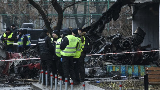 Tod der Leiter des Innenministeriums in Brovary: Das State Bureau of Investigation hat hat die Untersuchung des Flugzeugabsturzes abgeschlossen“ /></p>
<p >Das State Bureau of Investigation hat die Untersuchung des Hubschrauberabsturzes am 18. Januar 2023 in Browary abgeschlossen, bei dem die Führung des Innenministeriums ums Leben kam.< /p> </p>
<p>Das State Bureau of Investigation meldet dies.</p>
<blockquote>
<p>— Die Fallmaterialien stehen Verdächtigen und ihren Verteidigern sowie Opfern und ihren gesetzlichen Vertretern zur Einsicht offen, — heißt es in der Nachricht.</p>
</blockquote>
<p>Es wird angegeben, dass die Materialien nach der Bekanntgabe an das Gericht weitergeleitet werden.</p>
<p>Sie prüfen derzeit </p>
<p>Das State Bureau of Investigation erinnerte daran im August Die Ermittler meldeten den Verdacht, fünf Beamte des staatlichen Rettungsdienstes gegen die Flugsicherheitsregeln des Hubschraubers verstoßen zu haben, an dessen Bord sich die Führung des Innenministeriums der Ukraine und Begleitpersonen befanden.</p>
<p>Insbesondere wurden folgende Personen verdächtigt:</p>
<ul>
<li>Leiter der Abteilung für Luftfahrt und Luftfahrtsuche und -rettung des staatlichen Rettungsdienstes der Ukraine;</li>
<li>amtierende Person Kommandeur einer Spezialeinheit der Fliegerei;</li>
<li>stellvertretender Kommandeur für Flugausbildung;</li>
<li>Kommandant einer Fliegerstaffel;</li>
<li>Chef des Flugsicherheitsdienstes der Spezialflieger Abteilung des Zivilschutz-Einsatzrettungsdienstes des Staatlichen Rettungsdienstes der Ukraine aus der Stadt Nischyn, Gebiet Tschernihiw.</li>
</ul>
<p>Die Untersuchung ergab, dass die Beamten regelrechte Verstöße gegen die Verkehrssicherheitsregeln und den Betrieb des Luftverkehrs begangen hatten, was zum Tod von Menschen führte.</p>
<p>Die Generalstaatsanwaltschaft fügte hinzu, dass im Januar 2023 ein Besuch des Die Führung des Innenministeriums der Ukraine war in den Gebieten Charkow und Dnepropetrowsk geplant. Beamte des staatlichen Rettungsdienstes nutzten einen Hubschrauber, um die Delegation zu transportieren, die im Einsatz war, um auf mögliche Notfälle zu reagieren. Das Flugzeug hatte keine Genehmigung zur Durchführung anderer Flugarten.</p>
<blockquote>
<p>— Der Besatzungskommandant begann den Flug ohne meteorologische Daten entlang der gesamten Route der geplanten Bewegung und die Besatzung verfügte nicht über die entsprechenden Genehmigungen für Flüge bei widrigen Wetterbedingungen und die erforderlichen Zertifikate, — In der Nachricht heißt es.</p>
</blockquote>
<p>Keiner der für die Flugsicherheit zuständigen Beamten hat den Flug abgesagt oder verschoben, bis günstige Wetterbedingungen eintrafen.</p>
<p>Möchten Sie entspannen? Kommen Sie zu Facti.GAMES! </p>
<p>Aufgrund der schwierigen Wetterbedingungen flog der Hubschrauber in extrem geringer Höhe. Der Besatzungskommandant sah ein Hindernis, verlor während eines Manövers die Orientierung und kollidierte mit dem Boden.</p>
<p>Beim Absturz des Hubschraubers beschädigte er einen Kindergarten, benachbarte Gebäude und geparkte Autos.</p>
<p> < p>Neben den Beamten des Innenministeriums kamen bei dem Flugzeugabsturz vier Frauen und ein kleines Kind ums Leben, die in den Kindergarten kamen. 31 Personen, darunter 13 Kinder, erlitten Verletzungen unterschiedlicher Schwere.</p>
</p>
</p></p>
<!-- relpost-thumb-wrapper --><div class=