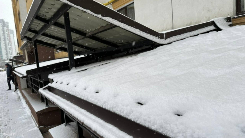 In Kiew schneit es: Fast ein halbes Tausend Geräte sind auf den Straßen im Einsatz