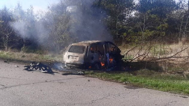 Die Eindringlinge feuerten Artillerie auf das Auto, in dem das Baby und seine Verwandten von einer medizinischen Untersuchung zurückkehrten Untersuchung“ />< /p> </p>
<p>Russische Besatzer in den Vororten von Cherson feuerten Artillerie auf ein Auto, in dem ein Mädchen und ihre Verwandten von einer ärztlichen Untersuchung zurückkehrten.</p>
<p>Laut dem Leiter des Innenministerium, Igor Klimenko, infolge des Aufpralls fing das Auto Feuer.</p>
<blockquote>
<p>— Die 36-jährige Mutter liegt in ernstem Zustand im Krankenhaus. Der Mann, der das Auto fuhr, kam ums Leben. Dabei handelt es sich wahrscheinlich um den 64-jährigen Großvater des Kindes. Die Identität wird durch eine Untersuchung geklärt, da die Leiche fast zu Asche verbrannt wurde, — schrieb er in seinem Telegram.</p>
</blockquote>
<p>Vorläufig wurde bei dem Mädchen eine Minensprengwunde am Kopf diagnostiziert. Mäßiger Zustand. Ärzte leisten die nötige Hilfe und kämpfen um das Leben ihrer Mutter. </p>
<p>Sie beobachten derzeit </p>
<p>Wie die Militärverwaltung von Cherson mitteilt, steht Cherson ab 14:00 Uhr unter feindlichem Beschuss. Die russische Armee beschießt das Stadtzentrum vom vorübergehend besetzten linken Ufer aus. Die Anwohner werden aufgefordert, in Notunterkünften zu bleiben, bis die Bedrohung vorüber ist.</p>
<h2>Beschuss von Cherson</h2>
<p>Am 9. November griffen russische Invasoren vom vorübergehend besetzten linken Ufer aus den Bezirk Korabelny in Cherson an.< /p> </p>
<p>Nach Angaben des Chefs der Militärverwaltung der Stadt Cherson, Roman Mrochko, wurde ein Mann durch den Beschuss verletzt. Er wurde mit einem Splitterbruch seines linken Schienbeins ins Krankenhaus eingeliefert. Ein 72-jähriger Mann starb — Er befand sich während des Beschusses auf dem Balkon.</p>
<p>Die Militärverwaltung der Region Cherson berichtete, dass drei weitere Männer verletzt wurden: ein 21-jähriger Mann und ein 64-jähriger Mann hatten mittelschwere Verletzungen. Sie werden medizinisch versorgt.</p>
</p>
<p>Möchten Sie sich entspannen? Kommen Sie zu Facti.GAMES!</p>
</p></p>
<!-- relpost-thumb-wrapper --><div class=