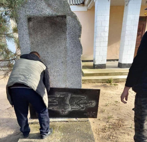 In der Region Cherson zerstörten die Eindringlinge 14 Denkmäler für die Opfer von der Holodomor“ /></p>
<p>Erinnern Sie sich daran, dass Außenminister Dmytro Kuleba am 24. November bekannt gab, dass 55 Länder eine Erklärung zum 90. Jahrestag des Holodomor von 1932–1933 unterzeichnet haben.</p>
<p>Darüber hinaus 32 US-Bundesstaaten haben den Holodomor bereits als Völkermord an den Ukrainern anerkannt.</p>
<p>Möchten Sie sich entspannen? Kommen Sie zu Facti.GAMES! </p>
<p>Wir möchten Sie daran erinnern, dass jedes Jahr der vierte Samstag im November (dieses Jahr der 25.) der Tag des Gedenkens an die Opfer des Holodomor ist. An diesem Tag ist es Brauch, eine Kerze anzuzünden — als Symbol der Erinnerung an die durch den Terror Getöteten.</p>
<p>ICTV Facts sprach darüber, wie man die Opfer der künstlichen Hungersnot von 1932–1933 ehren kann. im Jahr 2023.</p>
</p>
</p></p>
<!-- relpost-thumb-wrapper --><div class=