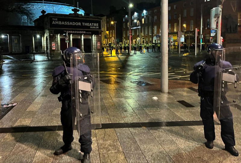 Die Stadt hat sich beruhigt: Der Protest ist vorbei der für einen Mann, der Kinder mit einem Messer angegriffen hat“ /></p>
<p> Protest in Irland/GettyImages </p>
<p _ngcontent-sc94 class=