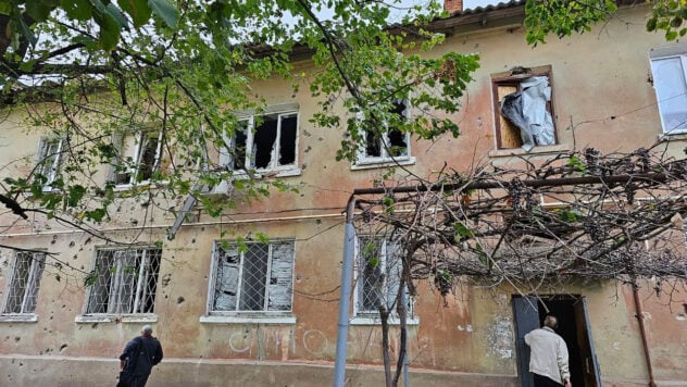 Drei Menschen auf der Straße wurden verletzt: Die Russische Föderation beschoss das Zentrum von Cherson
