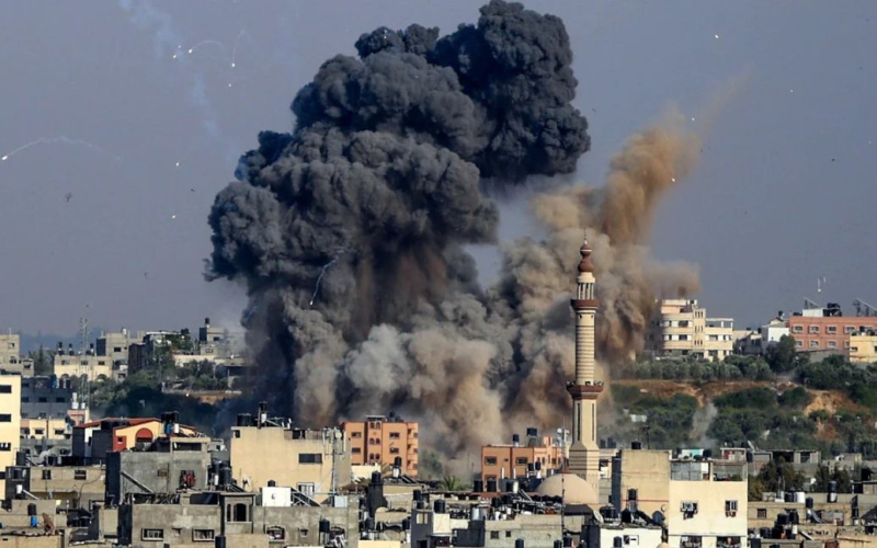 Die israelische Armee drang in Gaza ein und umzingelte die Stadt in mehrere Richtungen.