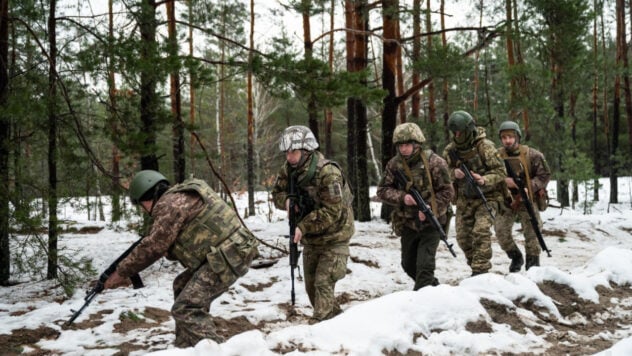 Die russischen Behörden versuchen, die Hysterie um die Operationen der Streitkräfte der Ukraine zu beruhigen das linke Ufer der Region Cherson – ISW“ /></p>
<p>Das russische Verteidigungsministerium und russische Beamte versuchen, die russische Hysterie über ukrainische Operationen am östlichen (linken) Ufer der Region Cherson zu beruhigen.< /p> </p>
<p>Das Institut für Kriegsforschung (ISW) berichtet darüber.</p>
<p >Es wird darauf hingewiesen, dass der russische Verteidigungsminister Sergej Schoigu am 21. November im Vorstand des russischen Verteidigungsministeriums sagte dass russische Truppen alle Versuche der Ukraine, erfolgreiche „Landungsoperationen in Richtung Cherson“ durchzuführen, verhinderten. Shoigu behauptete auch, dass russische Truppen „kolossale“ Angriffe auf die Truppen verursachten. Verluste für ukrainische Streitkräfte.</p>
<p>Jetzt schaue ich mir </p>
<blockquote>
<p> an— Shoigus Aussage ist wahrscheinlich ein Versuch, die Besorgnis einiger russischer Blogger über das Versäumnis Russlands, ukrainische Angriffe auf das Ostufer des Dnjepr entscheidend abzuwehren, zu zerstreuen, dürfte aber die ständig wachsende Zahl von Beschwerden im russischen Informationsraum nicht beruhigen, &# 8212; Analysten schreiben.</p>
</blockquote>
<p>Gleichzeitig erkennen russische Militäroffiziere weiterhin die ukrainische Präsenz am linken Ufer der Region Cherson an und beschweren sich darüber, dass russische Truppen nicht in der Lage seien, ukrainische Operationen in dieser Region zu unterdrücken Bereich.</p>
<p> < p>Am 21. November berichtete ein russischer Blogger, dass ukrainische Truppen eine ganze russische Angriffsgruppe in der Nähe von Krynki (30 km nordöstlich von Cherson und 2 km vom Dnjepr entfernt) zerstört hätten.</p>
<p>Eine russische Insiderquelle berichtete am 17. November darüber Infolgedessen wurden durch den ukrainischen Angriff 76 russische Soldaten des 1. Bataillons der 35. motorisierten Schützenbrigade getötet, die versuchten, ein „Ablenkungsmanöver“ durchzuführen. im Bezirk Skadovsky an der Ostküste der Region Cherson am 10. November.</p>
<p>Ein russischer Soldat, der Berichten zufolge in der in der Nähe von Krynoki operierenden 810. Marineinfanteriebrigade dient, sagte in einem am 21. November veröffentlichten Video, dass das russische Militär Personal, das sich noch von Verletzungen erholt, zu Angriffen zwingt, und zwar für jeden russischen Soldaten, der in der Nähe von Krynoki operiert In der Region Krynki gibt es jeweils drei ukrainische Drohnen.</p>
<p>Ein russischer Blogger veröffentlichte am 21. November einen Brief, angeblich von einem russischen Soldaten, der in der Nähe von Krynki operierte und behauptete, dass es den russischen Streitkräften in der Region Krynki an Aufklärungsdrohnen mangele. </p>
<p> Möchten Sie entspannen? Kommen Sie zu Facti.GAMES! </p>
<p>Darüber hinaus gab das russische Militär an, dass es auch an Feuerunterstützung mangele.</p>
<p>Der Besatzer behauptete, dass seine Einheit praktisch nicht mit anderen russischen Einheiten interagiere, die in der Nähe operieren, und dass sich das Hauptquartier des russischen Kommandos in Cherson befinde Die Direktion entwickelt erfolglose Pläne, weil sie falsche und verspätete Informationen erhält. Ihm zufolge hat das russische Kommando in der Richtung Cherson die Änderungen nicht umgesetzt, was zu einem Anstieg der Zahl der Angriffe aus der Ukraine geführt hat.</p>
<p>Laut ISW scheint es, dass Militärblogger nicht auf Shoigus Angriffe reagierten Aussagen, und ISW beobachtet keine wesentlichen Veränderungen in der Region Cherson, die diese Beschwerden verursacht haben.</p>
<p>Zuvor hatte der Vertreter der Hauptnachrichtendirektion des Verteidigungsministeriums Andrei Chernyak gesagt, dass die Bildung von Brückenköpfen der Die Streitkräfte der Ukraine am linken Ufer des Dnjepr in der Region Cherson kamen für die Besatzungstruppen überraschend, da sie hofften, dass sie über genügend Kräfte und Mittel verfügen würden, um diese Gebiete zu halten.</p>
</p >
</p></p>
<!-- relpost-thumb-wrapper --><div class=