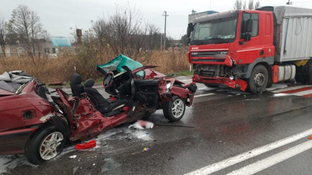 Drei Tote, einer Verletzte: Ein BMW kollidierte mit einem Lastwagen in der Region Saporoschje