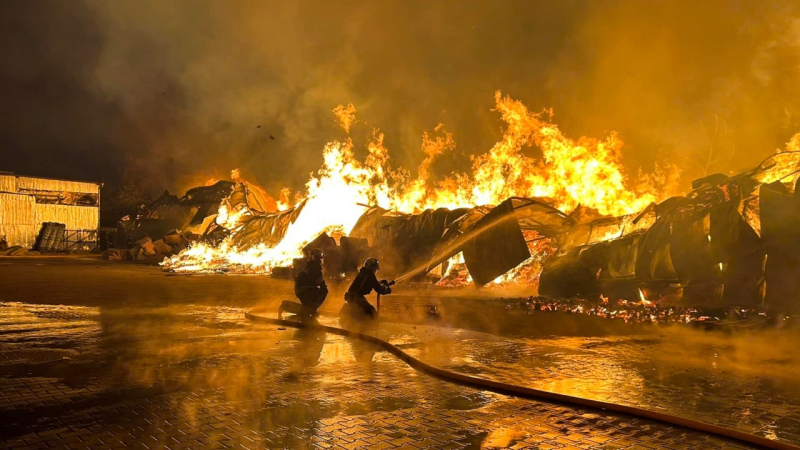 In Winnyzja wird seit dem Abend ein Feuer in Baulagern gelöscht