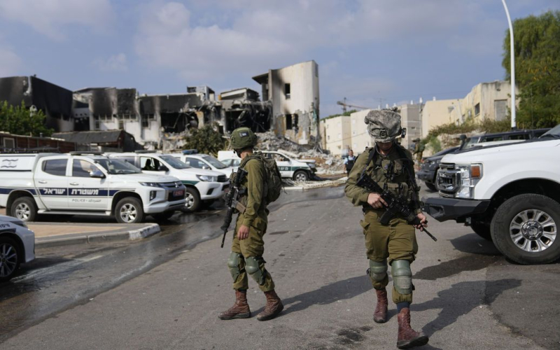 Die IDF umzingelte Gaza von drei Parteien – CNN“ /></p>
<p><strong>Das israelische Militär zerstört Boden- und Untergrundinfrastruktur und eliminiert Terroristen.</strong></p>
<p>Satellitenbilder zeigen, dass das israelische Militär dies tut Fortsetzung der Operation an der Absperrung der Stadt <strong>Gaza</strong>.</p>
<p>Dies wird von <strong>CNN</strong> berichtet.</p>
<p>“CNNs Analyse von Die Bilder helfen dabei, Licht auf das Geschehen vor Ort zu werfen, da die israelischen Verteidigungskräfte nach eigenen Angaben die Stadt umzingelt haben“, heißt es in dem Bericht.</p>
<p>Am Freitag teilten die israelischen Behörden mit, dass die IDF die Stadt umzingelt habe in mehrere Richtungen.</p>
<p>Die Journalisten der Publikation analysierten IDF- und Hamas-Videos sowie Open-Source-Satellitenbilder und deuten darauf hin, dass das israelische Militär die Stadt in drei Richtungen abgeriegelt hat.</p>
<p>Die Berichten zufolge kontrolliert die IDF einen Umkreis von der nordwestlichen Grenze des Gazastreifens entlang der Mittelmeerküste, vom Nordosten in der Nähe von Beit Hanoun und vom Osten südlich von Gaza-Stadt bis hin zum Meer.</p>
<p>IDF-Sprecher Daniel Hagari sagte am Freitag: „IDF-Truppen haben Gaza und die umliegende Stadt aus der Luft, zu Land und zu Wasser umzingelt.“ Er fügte hinzu, dass das israelische Militär die Oberflächen- und Untergrundinfrastruktur von Terroristen zerstört und die Terroristen eliminiert.</p>
<p><img decoding=