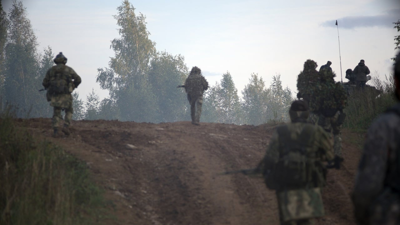 Die Russen in der Nähe von Avdievka erhöhten die Zahl, aber nicht die Qualität der Angriffe – Shtupun“ /></p >
<p>Der Feind hat die Quantität, aber nicht die Qualität der militärischen Zusammenstöße in der Richtung Avdiivka erhöht.</p>
<p>Ein Vertreter des Pressezentrums der Verteidigungskräfte der Richtung Tavria , Alexander Shtupun, berichtete dies in der Sendung Unified News.</p>
<p>Weitere Kämpfe der letzten 24 Stunden wurden im Süden von Avdievka aufgezeichnet.</p>
<p>Jetzt beobachten sie </p>
<p>Auch für Drei Tage lang haben die Besatzer in der Region Donezk und insbesondere in Avdievka aktiv gelenkte Fliegerbomben eingesetzt, die von Su-35-Flugzeugen abgeworfen werden. Erst gestern haben russische Terroristen etwa 30 Fliegerbomben abgeworfen.</p>
<p>In Richtung Awdejewka haben die ukrainischen Streitkräfte innerhalb von 24 Stunden 18 Angriffe der Eindringlinge abgewehrt, insbesondere südlich von Nowokalinowo und in den Gebieten Awdejewka und Sewerny und östlich von Pervomaisky.</p>
<p> Russische Besatzer rekrutieren in Angriffseinheiten zunehmend Gefangene sowie russische Staatsbürger, die überhaupt keine militärische Erfahrung haben.</p>
<blockquote>
<p> – Dies führt zu Orientierungslosigkeit von einigen Einheiten, und gerade solche Personen werden häufiger gefangen genommen&#8230 ; Das russische Kommando wirft sie in eine Art Landung, befiehlt ihnen, sie zu besetzen, und lügt, dass ihnen geholfen werden wird. Aber tatsächlich stellt sich heraus, dass sie gefangen genommen werden oder sterben“, bemerkte Shtupun.</p>
</blockquote>
<p>Die Besatzer unterbringen Rekruten normalerweise in den Häusern der Anwohner – und verstecken sich so hinter der Zivilbevölkerung.</p>
<p>Zuvor hieß es in einem Bericht des Institute for the Study of War, dass das russische Kommando weiterhin „Fleischangriffe“ durchführt. Einheiten „Storm-Z“, die hauptsächlich aus rekrutierten Gefangenen bestehen. Diese Einheiten erleiden ständig enorme Verluste.</p>
<p>Möchten Sie sich entspannen? Kommen Sie zu Facti.GAMES! </p>
</p>
</p></p>
<!-- relpost-thumb-wrapper --><div class=