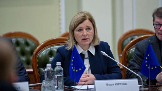 Geschwindigkeit zählt: Der Vizepräsident der Europäischen Kommission diskutierte über den EU-Beitritt der Ukraine in der Werchowna Rada“ />< /p> </p>
<p>Am Montag, den 27. November, besucht die Vizepräsidentin der Europäischen Kommission für Werte und Transparenz, Vera Yurova, Kiew. Sie besprach mit den Volksabgeordneten der Werchowna Rada die Frage des Beitritts der Ukraine zur Europäischen Union.</p>
<p>Im sozialen Netzwerk bemerkte X Yurova, dass „Qualität und Geschwindigkeit wichtig sind“.</p >
<p>– Sie hatte die Ehre, mit Vertretern aller Fraktionen des ukrainischen Parlaments über den Beitritt der Ukraine zur Europäischen Union zu diskutieren, stellte sie klar.</p>
<p>Gucke gerade </p>
<p>Yurova erinnerte daran, dass die Europäische Kommission in ihrem Bericht über die Fortschritte der Ukraine empfohlen habe, sich bis März 2024 auf die Arbeit in vier vorrangigen Bereichen zu konzentrieren. Wir sprechen über: den Kampf gegen Korruption, die sogenannte Deoligarchisierung; Regulierung von Lobbying-Aktivitäten; Achtung der Rechte von Minderheiten.</p>
</p>
<p>Wie Sie wissen, hat die Werchowna Rada kürzlich in erster Lesung zwei Gesetzentwürfe unterstützt: zur Aufstockung des NABU-Personals um 300 Personen und zur Zulassung der NACP das Vermögen von Beamten zu besichtigen, das sie vor ihrer Ernennung zur Berufsbezeichnung erworben haben. Die Annahme beider Dokumente ist eine Voraussetzung dafür, dass die Europäische Kommission Verhandlungen über den Beitritt zur EU aufnehmen kann.</p>
<p>Die Werchowna Rada versicherte Yurova, dass mit der Ausarbeitung von Gesetzentwürfen bereits begonnen wurde, weitere Schritte durchzuführen: zu den Rechten nationaler Gemeinschaften und zur Regulierung des Lobbyings.</p>
<p>Während des Treffens sagte der Vizepräsident der Europäischen Kommission verwies auf die Fortschritte, die die Ukraine bei der Einführung komplexer Reformen macht.< /p>Möchten Sie sich entspannen? Kommen Sie zu Facti.GAMES! </p>
<blockquote>
<p>– Ich bin sicher, dass ich mit der Botschaft zurückkommen werde, dass die Ukraine alles in ihrer Macht Stehende tut, um die Schaffung eines geeigneten Systems zur Korruptionsbekämpfung sicherzustellen. „Die Erweiterung der Europäischen Union geschieht nicht, weil wir Mitgefühl für jemanden haben, sondern wir verlassen uns auf die Errungenschaften des Landes“, sagte er. Sagte Yurova.</p>
</blockquote>
<h2 style=