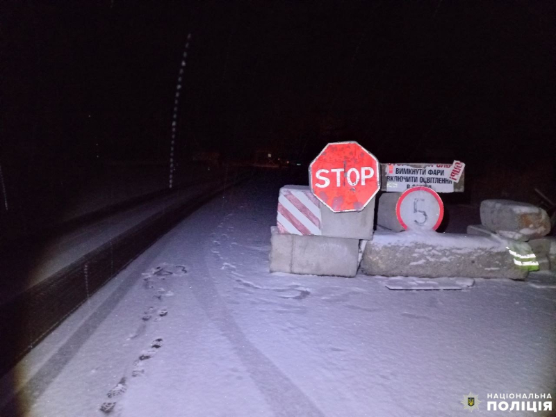 In der Region Riwne prallte ein Auto gegen einen Kontrollpunkt: vier Menschen wurden verletzt