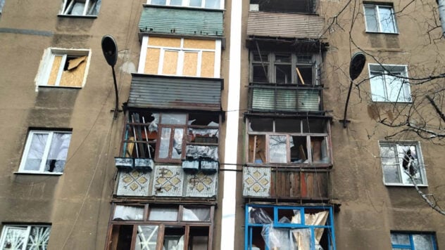 Die Russische Föderation hat Torezk mit Luftbomben angegriffen: Drei Menschen wurden unter den Trümmern hervorgeholt, eine Person starb Die Russische Föderation griff Torezk mit Luftbomben an: Drei Menschen wurden unter den Trümmern hervorgezogen, eine Person starb“ /></p>
<p>Die Armee der Russischen Föderation startete zum zweiten Mal an einem Tag Angriffe auf Torezk in der Region Donezk.</p>
<p>Wie von der Regionalstaatsanwaltschaft Donezk berichtet , um 17:40 Uhr warfen die Besatzer zwei Fliegerbomben auf die Stadt.</p>
<p>Durch feindliche Angriffe wurde ein Mann getötet und drei weitere Menschen verletzt.</p>
<p>Jetzt </p>
<blockquote><p>< ansehen p>— Um 17:40 Uhr griffen die Invasoren Torezk zum zweiten Mal an diesem Tag an. Nach vorläufigen Angaben warf der Feind zwei KAB-250-Fliegerbomben auf die Stadt. Die Waffen trafen den privaten Sektor, wo ein 49-jähriger Anwohner an lebensunvereinbaren Verletzungen starb, — heißt es in dem Bericht.</p>
</blockquote>
<p>Die Staatsanwaltschaft fügte hinzu, dass drei Nachbarn unter den Trümmern zerstörter Privathäuser hervorgeholt wurden: zwei Männer im Alter von 44 und 70 Jahren und eine 87-jährige Frau. Sie wurden mit Prellungen und einem Bruch in eine medizinische Einrichtung gebracht.</p>
<p>Der staatliche Rettungsdienst berichtete, dass dabei ein Privathaus mit vier Eigentümern zerstört wurde.</p>
<p><iframe Loading=