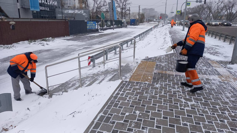 Abgeschaltete Dörfer, blockierte Autobahnen, Hunderte von Unfällen. Wie schlechtes Wetter in der Ukraine tobt