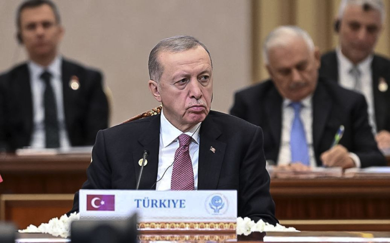 Erdogan nannte Israel einen „terroristischen Staat“, der seine Atombombe verbirgt“ /></p>
<p><strong>Der türkische Führer glaubt, dass Hamas-Kämpfer „ihr Land, ihre Ehre und ihr Leben unter Missachtung der Besatzungspolitik verteidigen.“</stark> </p>
<p>Der türkische Präsident Recep Tayyip Erdogan verkündete, dass Israel ein „terroristischer Staat“ sei, der in Gaza Kriegsverbrechen begehe und gegen das Völkerrecht verstoße.</p>
<p>Er sprach darüber am Mittwoch, dem 15. November, im türkischen Parlament, wie Reuters berichtet.< /p> </p>
<p>Erdogan sagte, dass Israels Militärkampagne gegen die palästinensische Gruppe Hamas im Gazastreifen einer der „heimtückischsten Angriffe in der Geschichte der Menschheit“ mit „unbegrenzter“ Unterstützung des Westens sei.</p>
<p>„Ich sage offen, dass Israel ein terroristischer Staat ist. Andere sagen, dass Hamas eine terroristische Organisation ist. Hamas hat an den Wahlen in Palästina teilgenommen und sie gewonnen“, sagte der türkische Präsident kategorisch.</p>
<p>Ihm zufolge handelt es sich um Hamas-Kämpfer die den Angriff auf Israel am 7. Oktober verübten, „ihr Land, ihre Ehre und ihr Leben trotz der Besatzungspolitik verteidigen“ und „Widerstandskämpfer“ sind.</p>
<p>Gleichzeitig forderte Erdogan sogar dazu auf Israelische Führer sollen vor dem Internationalen Gerichtshof in Den Haag wegen Kriegsverbrechen angeklagt werden.</p>
<p>Außerdem forderte der türkische Präsident den israelischen Premierminister auf, zuzugeben, dass sein Land über Atomwaffen verfügt.</p>
<p> < p>„Netanjahu … haben Sie eine Atombombe oder nicht? Öffnen Sie die Antwort, wenn Sie sich trauen. Aber das können Sie nicht. Wir wissen, dass Israel diese Bomben hat“, zitiert Baha Erdogan.</p>
<p>Erinnern Sie sich daran Zuvor warf Erdogan bei einer Kundgebung Tausender in Istanbul dem Westen vor, Israel zu unterstützen, und verglich den Kampf gegen die Hamas mit einem Krieg zwischen der christlichen und der muslimischen Welt. Er sagte, die Kämpfe könnten zu einer neuen „Konfrontation zwischen Kreuz und Halbmond“ werden.</p >
<h4>Verwandte Themen:</h4>
<p>Weitere Neuigkeiten</p>
<!-- relpost-thumb-wrapper --><div class=