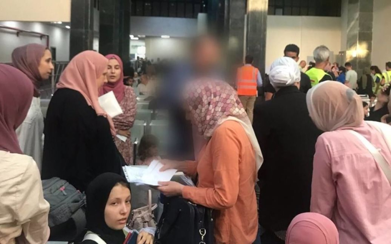 Evakuierung von Ukrainern aus Gaza: GUR zeigte die ersten Fotos“ /></p>
<p><strong>Die Fotos der aus dem Gazastreifen evakuierten Ukrainer zeigen überwiegend Frauen und Kinder.</strong></p>
<p>Der Hauptgeheimdienst Die Direktion des Verteidigungsministeriums zeigte ein Foto der ersten Evakuierung von Ukrainern aus dem Gazastreifen, die am Vortag stattfand.</p>
<p>Die entsprechenden Fotos wurden im November im Telegram-Kanal der Hauptdirektion für Nachrichtendienste veröffentlicht 9.</p>
<p>Wir möchten Sie daran erinnern, dass die erste Gruppe von Ukrainern, nämlich 43 Menschen, am 7. November aus dem Gazastreifen evakuiert wurde. Der ukrainische Präsident Wladimir Selenskyj teilte mit, dass der Staat bei der Evakuierung von 36 Bürgern Moldawiens geholfen habe.</p>
<p>Der ukrainische Militärgeheimdienst veröffentlichte Fotos von evakuierten Ukrainern, auf denen überwiegend Frauen und Kinder im Wartezimmer zu sehen waren. Aus der Geheimdienstveröffentlichung geht nicht hervor, wo genau die Bilder aufgenommen wurden.</p>
<p>Die Operation zur Rettung der Ukrainer auf Befehl des Verteidigungsministers wird von Mitarbeitern der Hauptdirektion für Nachrichtendienste gemeinsam mit dem Ministerium für Verteidigung durchgeführt Auswärtige Angelegenheiten unter der allgemeinen Leitung des Präsidenten.</p>
<p><img decoding=