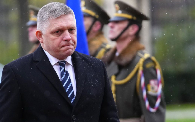 Fico hat das getan unerwartete Aussage zum Krieg in der Ukraine“ /></p>
<p><strong>Der Chef der slowakischen Regierung glaubt, dass der „Konflikt“ kann nicht durch die Lieferung von Waffen an die ukrainische Armee gelöst werden.</strong></p>
<p>Der slowakische Premierminister Robert Fico bezeichnete den Krieg zwischen der Ukraine und der Russischen Föderation als „eingefrorenen Konflikt“. Seiner Meinung nach kann dieser „Konflikt“ nicht durch die Lieferung von Waffen an die ukrainische Armee gelöst werden.</p>
<p>Diese Erklärung gab der slowakische Regierungschef am Freitag, dem 24. November, während eines Treffens in Prag mit dem tschechischen Premierminister Peter Fiala ab, berichtet Associated Press.</p>
<p>Robert Fico, nach dem Sieg seiner Partei im Der vor den Parlamentswahlen in der Slowakei zurückgekehrte Ministerpräsident sagte, er wünsche sich, dass sich die russische und die ukrainische Seite an den Verhandlungstisch setzen. Er sagte jedoch nicht, wie dies erreicht werden kann.</p>
<p>Der Premierminister der Tschechischen Republik, die nach wie vor ein starker Unterstützer der Ukraine ist und unseren Staat mit schweren Waffen versorgt, stellte fest, dass er und sein slowakischer Amtskollege „in einigen Fragen unterschiedliche Ansichten“ hätten.</p>
<p>Fico bemerkte, dass er respektiert die Position der Tschechischen Republik und bestätigte, dass die Slowakei bereit sei, der Ukraine humanitäre Hilfe zu leisten.</p>
<p>Er sagte, dass er keinen Grund sehe, nach Kiew zu reisen, sagte aber, dass er mit ihm telefonisch sprechen werde Der ukrainische Amtskollege Denis Shmygal darüber, was das Land am Vorabend des kommenden Winters braucht.</p>
<p>Seit Beginn der groß angelegten russischen Invasion in der Ukraine hat die Slowakei Waffen zum Schutz vor Aggressionen bereitgestellt und ihre Grenzen geöffnet Flüchtlinge, die vor dem Krieg fliehen.</p>
<p>Neben dem Stopp der Waffenlieferungen ist Fico auch gegen EU-Sanktionen gegen Russland und will den Beitritt der Ukraine zur NATO blockieren.</p>
<p>Wir erinnern daran, dass der zuvor ernannte Premierminister Der slowakische Minister Robert Fico sagte der Präsidentin der Europäischen Kommission, Ursula von der Leyen, dass seine Regierung die Ukraine nicht mit militärischer Hilfe unterstützen werde.</p>
<h4 >Verwandte Themen:</h4>
<p>Weitere Nachrichten</p>
<!-- relpost-thumb-wrapper --><div class=