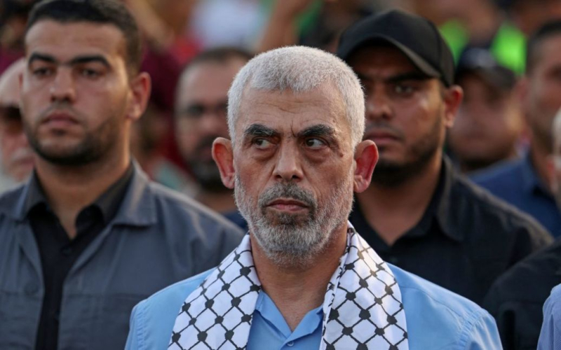 Israel kündigte die Einkreisung des Hamas-Führers in seinem Bunker an. /></p>
<p><strong>IDF-Truppen befinden sich im Zentrum von Gaza.</strong></p>
<p>Der Anführer der palästinensischen militanten Hamas , Yahya Sinwar, ist in seinem Bunker im Gazastreifen umzingelt.</p>
<p>Der israelische Verteidigungsminister Yoav Gallant erklärte dies, berichtet Sky News.</p>
<p>Gallant bestätigte, dass <strong>israelische Armeekräfte im Einsatz sind im Zentrum von Gaza.</strong>< /p></p>
<p>Der Verteidigungsminister berichtete außerdem, dass der Hamas-Führer in einem Bunker im Gazastreifen umzingelt sei. Gallant gab nicht an, wo sich Sinwars Bunker befindet.</p>
<p>Gleichzeitig sagte Generalmajor Yaron Finkelman der israelischen Armee: „Zum ersten Mal seit Jahrzehnten kämpft die IDF im Zentrum von Gaza-Stadt.“ das Zentrum des Terrorismus.“</p>
<p>„Jeden Tag und jede Stunde töten (israelische – Anm. d. Red.) Streitkräfte Militante, öffnen Tunnel und zerstören Waffen und bewegen sich weiterhin auf feindliche Zentren zu“, sagte Finkelman.</p>
<h2>Wer ist Yahya Sinwar?</h2>
<p>Yahya Ibrahim Hassan Sinwar ist der derzeitige Anführer der militanten Hamas-Gruppe im Gazastreifen, einer der Gründer des militärischen Flügels der Organisation und einer der Mitbegründer des Sicherheitsapparates. Im Jahr 2015 haben die Vereinigten Staaten Sinwar auf die Liste der Terroristen gesetzt und die Hamas als Terrororganisation anerkannt.</p>
<p>Erinnern Sie sich daran, dass die israelischen Streitkräfte am 6. November bekannt gegeben haben, dass sie Gaza-Stadt offiziell vollständig umzingelt und geteilt haben Streifen in nördliche und südliche Teile.</p>
<p>In der Nacht des 7. November wurde bekannt, dass das israelische Militär im Rahmen einer Operation gegen Hamas-Kämpfer begann, tiefer in Gaza-Stadt vorzudringen.</p>
<p ><u><strong>Lesen Sie auch:</strong></u> </p>
<h4>Ähnliche Themen:</h4>
<p>Weitere Neuigkeiten</p>
<!-- relpost-thumb-wrapper --><div class=