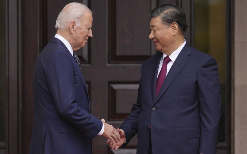 Verhandlungen zwischen Biden und Xi Jinping: erste Erklärungen von Staats- und Regierungschefs“ /></p>
<p><strong>Ein historisches Treffen zwischen den Staats- und Regierungschefs der Vereinigten Staaten und Chinas begann auf einem historischen Anwesen in der Gegend von San Francisco.</strong></p>
<p>Am Mittwoch, dem 15. November, trafen sich US-Präsident Joe Biden und der chinesische Staatschef Xi Jinping inmitten der Spannungen zwischen den beiden großen Ländern zum ersten Mal seit mehr als einem Jahr persönlich.</p>
<p>ABC News berichtet.</p>
<p>Aus Sicherheitsgründen führen beide Staats- und Regierungschefs Gespräche auf einem historischen Anwesen im Raum San Francisco in der Nähe des Ortes, an dem diese Woche das Gipfeltreffen der Asien-Pazifik-Wirtschaftskooperation (APEC) stattfindet.</p>
<p>Während ihrer Begrüßung Beide Anführer lächelten und schüttelten sich die Hand. Biden ging auf die Schwelle des Anwesens, um seinen chinesischen Amtskollegen zu treffen, woraufhin beide sofort hineingingen, ohne sich an die Presse zu wenden.</p>
<p>Die Delegationen saßen an einem großen Verhandlungstisch.</p>
<h2><strong>Was Biden sagte</strong></h2>
<p>„Ich schätze unser Gespräch, denn ich denke, das Wichtigste ist, dass es eine gibt.“ klares Verständnis für den anderen Freund ohne Missverständnisse oder Missverständnisse. „Wir müssen sicherstellen, dass Konkurrenz nicht zu Konflikten wird“, sagte Biden als Gastgeber zunächst.</p>
<p>Biden verwies auf seine persönliche Geschichte mit Xi Jinping und drückte seine Dankbarkeit für die „direkten und offenen“ Diskussionen in der Veranstaltung aus Vergangenheit. </p>
<p>„Wir waren uns nicht immer einig, was nicht verwunderlich ist, aber unsere Treffen waren immer offen, direkt und hilfsbereit. Ich habe nie an Ihrer Offenheit gezweifelt, was Sie mir gesagt haben“, sagte Biden zu Xi Jinping.</p>
<h2 ><strong>Was Xi Jinping sagte</strong></h2>
<p>Der chinesische Staatschef antwortete mit der Bemerkung, dass der Konflikt und die Konfrontation zwischen den Vereinigten Staaten und China „unerträgliche Folgen für beide Seiten“ haben könnten.</p < p>„Für zwei große Länder wie China und die Vereinigten Staaten ist eine Abkehr voneinander keine Option“, betonte er.</p>
<p>Xi Jinping erkannte als objektive Tatsache an, dass „China und die Vereinigten Staaten unterschiedliche haben.“ Geschichte, Kultur, soziale Ordnung und Entwicklungspfade.“</p>
<p>„Solange sie [die USA und China] jedoch einander respektieren, in Frieden koexistieren und eine für beide Seiten vorteilhafte Zusammenarbeit anstreben, werden sie durchaus dazu in der Lage sein Es geht darum, Unterschiede zu überwinden und den richtigen Weg zu finden, wie zwei große Länder miteinander auskommen. „Ich glaube fest an die vielversprechende Zukunft der bilateralen Beziehungen“, betonte der chinesische Staatschef.</p>
<p>Xi Jinping merkte an, dass er sich auf einen „tiefgehenden Meinungsaustausch“ freue.</p>
<p >Danach wurden die Kameras und Journalisten aus den Räumlichkeiten gebracht.</p>
<p>Wir erinnern uns daran, dass der nationale Sicherheitsberater des US-Präsidenten, Jake Sullivan, dies während des Treffens zwischen Joe Biden und dem chinesischen Staatschef Xi Jinping, das am stattfinden wird, gesagt hat Am 15. November wird das Hauptthema die Wiederherstellung der militärischen Beziehungen zwischen den beiden Staaten auf höchster Ebene sein.</p>
<h4>Ähnliche Themen:</h4>
<p>Weitere Nachrichten</p>
<!-- relpost-thumb-wrapper --><div class=