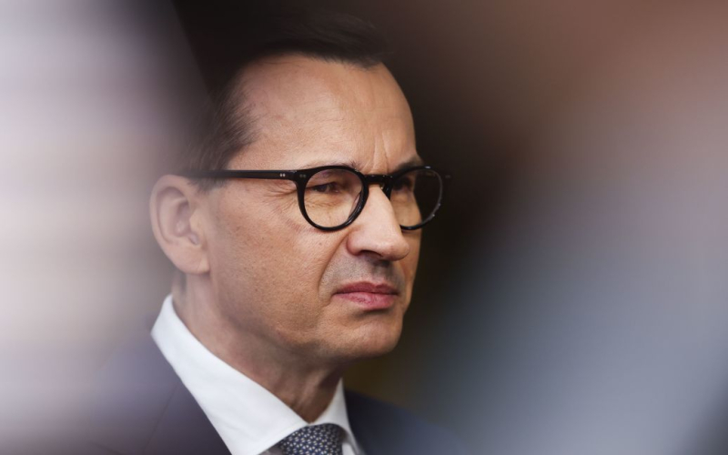 Der polnische Premierminister Rücktritt eingereicht: Details“ /></p>
<p><strong>Präsident Andrzej Duda beauftragte Morawiecki mit der Bildung einer Regierung.</strong></p>
<p>Am Montag, 12. November, im Rahmen der Eröffnungssitzung des Sejm der 10. Amtszeit des Premierministers – Der polnische Minister Mateusz Morawiecki ist zurückgetreten. Er lud alle ein, denen die Zukunft des Landes am Herzen liegt, sich einer breiten Koalition anzuschließen.</p>
<p>RMF24 schreibt darüber.</p>
<p>„Wir alle haben der Nation feierlich geschworen, ihre Souveränität zu verteidigen. Diese.“ Worte werden uns insbesondere in der nahen Zukunft leiten. Natürlich sind wir uns der großen Herausforderungen bewusst, die uns die kommende Zeit bringen wird“, sagte Morawiecki.</p>
<h2>„Koalition für polnische Angelegenheiten“</h2>
<p>Der Politiker räumte ein, dass nicht alles wie nötig erreicht wurde. Gleichzeitig betonte er: Nur die Regierung, die nichts tut, macht keine Fehler. Morawiecki wandte sich an die Parlamentarier und lud sie ein, sich der Koalition anzuschließen.</p>
<p>„Liebe Parlamentarier, liebe Landsleute, wir haben eine Regierungsbildungsphase vor uns und ich möchte alle zu der Koalition einladen, von der der Präsident gesprochen hat – die Koalition für polnische Angelegenheiten“, bemerkte er.</p>
<p>Morawiecki betonte, dass sich die Koalition mit sozialen Fragen, Sicherheitsfragen, Fragen der nationalen Sicherheit und Fragen der Souveränität befassen werde.</p>
<p>Erinnern wir uns daran In Polen fanden am 15. Oktober Wahlen zum Sejm statt. Bei den Wahlen wurden 460 Abgeordnete gewählt. Die Präsidentenpartei „Recht und Gerechtigkeit“ erhielt 35,38 % der Stimmen und 194 Sitze im Parlament. Die oppositionelle Bürgerkoalition von Donald Tusk lag mit 30,7 % der Stimmen und 157 Sitzen an anderer Stelle. Es folgen der „Dritte Weg“ – 14,40 %, „Livitsa“ – 8,61 %, die rechtsextreme und antiukrainische „Konföderation“ – 7,16 %.</p>
<h4>Ähnliche Themen:</h4>
<p>Weitere Nachrichten</p>
<!-- relpost-thumb-wrapper --><div class=