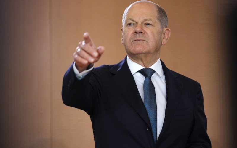 Scholz bereit, mit Putin zu sprechen, aber es gibt eine Bedingung“ /></p>
<p><strong>Der russische Präsident muss Truppen aus dem Territorium der Ukraine abziehen.</strong></p>
<p>Deutscher Bundeskanzler Olaf Scholz erklärte sich bereit, erneut mit dem russischen Präsidenten Wladimir Putin zu sprechen. Dies macht jedoch nur dann Sinn, wenn Putin Schritte zur Lösung des militärischen Konflikts in der Ukraine unternimmt.</p>
<p>Diese Aussage machte die deutsche Bundeskanzlerin bei einem Treffen mit Bürgern in Brandenburg, berichtet die Süddeutsche Zeitung.</p>
<p > Scholz forderte den Kremlchef auf, den ersten Schritt zu einer möglichen friedlichen Lösung der Lage in der Ukraine zu tun. „Er muss seine Truppen abziehen“, sagte der Kanzler.</p>
<p>Das war seine Antwort auf die Frage, ob es Friedensgespräche in der Ukraine geben könne. Zugleich fügte Scholz hinzu, dass Putin sein Ziel, Teile des Nachbarlandes gewaltsam zu annektieren, nicht erreichen dürfe und der Druck auf ihn anhalten dürfe.</p>
<p>Olaf Scholz sicherte der Ukraine auch Hilfe bei der Verteidigung zu gegen den russischen Angriff so lange wie möglich notwendig sein wird.</p>
<p>Wir erinnern daran, dass der frühere deutsche Bundeskanzler Olaf Scholz in seiner Rede im Bundestag weitere Waffenlieferungen und finanzielle Unterstützung für die Ukraine versprochen hat.</p>
<h4>Ähnliche Themen:</h4>
<p>Weitere Neuigkeiten</p>
<!-- relpost-thumb-wrapper --><div class=