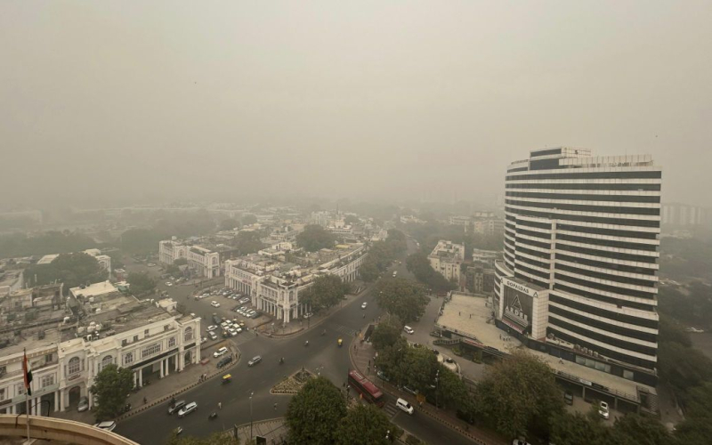 Giftiger Nebel bedeckte die Hauptstadt von Indien: Was ist los (Foto)“ /></p>
<p><strong>Viele der 20 Millionen Einwohner Neu-Delhis klagten über gereizte Augen und Kehlen, und die Luft wurde dunkelgrau.</strong></p>
<p >Am Freitag, dem 3. November, war Indiens Hauptstadt Neu-Delhi in eine dicke Schicht giftigen Smogs gehüllt. Einige Schulen in der Stadt mussten schließen, da der Luftqualitätsindex (AQI) auf „gefährliche“ Werte sank.</p>
<p>Reuters berichtete.</p>
<p>Die Stadt Neu-Delhi wurde in Echtzeit in die Liste der am stärksten verschmutzten Städte aufgenommen, die vom Schweizer Unternehmen IQAir erstellt wurde. Am Freitag wurde der AQI der indischen Hauptstadt mit 640 bewertet, was in der Kategorie „gefährlich“ liegt.</p>
<p>Ein AQI von 0 bis 50 gilt als ausreichend, während Werte von 400 bis 500 den Zustand verschlechtern gesunde Menschen und stellen eine Gefahr für Menschen mit bestimmten Behinderungen dar. Krankheiten.</p>
<p>Die Konzentrationen giftiger Partikel, die einen Durchmesser von weniger als 2,5 Mikrometern haben und tödliche Krankheiten verursachen können, überstiegen am Freitag in Neu-Delhi den Richtwert für die Luftqualität um das 53,4-Fache, berichtete IQAir.</p>
<p>Lokale Beamte sagten, a Die saisonale Kombination aus niedrigeren Temperaturen, fehlendem Wind und der Stoppelverbrennung durch Landwirte in den Nachbarstaaten führte zu starker Luftverschmutzung.</p>
<p>Viele der 20 Millionen Einwohner Neu-Delhis klagten über gereizte Augen und Rachen und die Luft wurde dunkelgrau . Schulen im Stadtzentrum mussten für den Publikumsverkehr geschlossen werden.</p>
<p>Einwohner der indischen Hauptstadt kaufen massenhaft Luftreiniger. Ein Servicezentrum für solche Geräte gab an, dass es einen Mangel an neuen Filtern gebe.</p>
<p>Beamte sagten, sie hätten keine unmittelbare Verbesserung der Luftqualität gesehen.</p>
<p>„Die Verschmutzung wird in den nächsten beiden Jahren anhalten.“ Dies wird durch Stoppelverbrennungen, niedrige Windgeschwindigkeiten und niedrige Temperaturen noch verschärft“, sagte Ashwani Kumar, Vorsitzender des Delhi Pollution Control Board.</p>
<p>Denken Sie daran, dass es Studien zufolge die indonesische Hauptstadt Jakarta ist die am stärksten verschmutzte Stadt der Welt.< /p> </p>
<h4>Verwandte Themen:</h4>
<p>Weitere Nachrichten</p>
<!-- relpost-thumb-wrapper --><div class=
