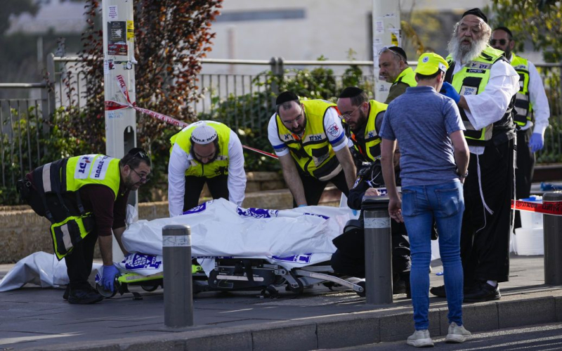 Terrorist Angriff in Jerusalem: Alle Details zur Tragödie und den Angreifern“ /></p>
<p><strong>Zwei Terroristen eröffneten an einer Bushaltestelle das Feuer auf Menschen.</strong></p>
<p>Heute Am 30. November kam es in Israel am Eingang zu Jerusalem zu einer Schießerei: Zwei bewaffnete Männer stiegen aus dem Auto und eröffneten das Feuer auf eine Gruppe von Zivilisten, die an der Bushaltestelle standen.</p>
<p><strong>TSN.ua</strong> sammelte alles, was über die Tragödie bekannt ist.</p>
<p>Um 7:40 Uhr morgens kam es in Israel zu einer Schießerei. Drei Menschen wurden getötet und sieben weitere verletzt.</p>
<p>Dies wurde von IsraelHayom gemeldet.</p>
<p>Die Schießerei ereignete sich an einer Kreuzung am Ausgang von Jerusalem. Zwei Angreifer kamen mit dem Auto dorthin und eröffneten das Feuer auf Zivilisten, die an der Bushaltestelle standen. Beide Kriminellen wurden eliminiert.</p>
<p>Es ist bekannt, dass die Terroristen mit einem M-16-Gewehr und einer Pistole bewaffnet waren. Sie töteten eine 24-jährige Frau und einen 73-jährigen Mann. Bei einem weiteren Opfer handelte es sich um eine Frau; ihr Alter wurde nicht angegeben. Sieben weitere Opfer wurden ins Krankenhaus eingeliefert.</p>
<p><img decoding=