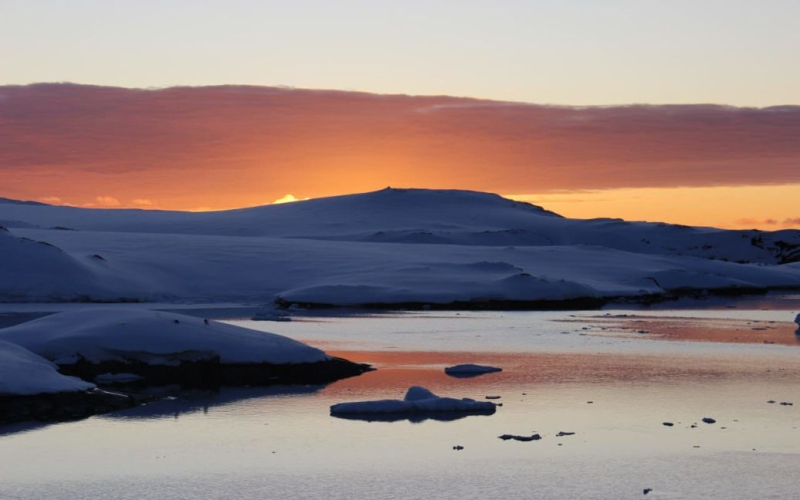 Ukrainische Polarforscher zeigte weiße Nächte in der Antarktis – Foto“ /></p>
<p><strong>Derzeit gibt es mehr als 19 Stunden Tageslicht.</strong></p>
<p>Ukrainische Polarforscher an der Station Akademik Vernadsky beobachten jetzt weiße Nächte.</p>
<p>Dies berichtet das National Antarctic Science Center.</p>
<p>Demnach ist es jetzt Spätfrühling und sehr lange Tage. Zum Beispiel ging die Sonne neulich um 03:18 Uhr auf und um 22:50 Uhr unter. Die Tageslichtstunden betragen also 19 Stunden 32 Minuten und die Dauer nimmt zu.</p>
<p>„Der längste Tag in Wernadskij wird der 21. Dezember sein – auf der Südhalbkugel ist dies der Tag der Sommersonnenwende. Er wird … 22 Stunden 24 Minuten und 42 Sekunden dauern (der 22. Dezember wird übrigens nur 1 Sekunde kürzer sein). ). Und statt der Nacht wird es 1,5 Stunden lang nur Dämmerung geben. Da unsere Station nördlich des Polarkreises liegt, ist das Phänomen des Polartages – der Zeitraum, in dem die Sonne länger als einen Tag nicht hinter dem Horizont untergeht – wird hier nicht beobachtet. Zum Vergleich: Am Südpol beträgt die Dauer des Polartages 184 Tage“, heißt es in der Meldung.</p>
<p><img decoding=