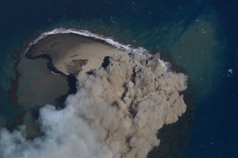 Eine neue In Japan ist nach dem Ausbruch eines Unterwasservulkans eine Insel aufgetaucht - Foto