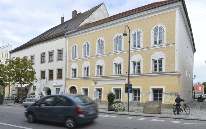 In meiner Heimatstadt Hitler wird weiterhin von zwei Nazis geehrt. /></p>
<p><strong>Stadtstraßen sind nach engen Vertrauten des Führers des Dritten Reiches benannt.</strong></p>
<p>Der Verein Das Internationale Mauthausen-Komitee in Österreich forderte die Behörden der Stadt Braunau, in der Adolf Hitler 1889 geboren wurde, auf, zwei zu Ehren der Nazis benannte Straßen umzubenennen und einem mit dem Führer verbundenen Komponisten die Ehrenbürgerschaft zu entziehen.< /p> </p>
<p>Dies berichtete die französische Zeitung le Parisien am Donnerstag, 23. November, unter Berufung auf AFP.</p>
<p>„Es ist kaum zu glauben, dass in Hitlers Heimatstadt einer seiner engen Mitarbeiter noch immer Ehrenbürger ist.“ !” – sagt der Präsident der Organisation, Willy Merni, in einer Erklärung.</p>
<p>Die Rede ist vom Komponisten Joseph Reiter (1862-1939), der als „glühender Nationalsozialist in der Nähe des Führers“ bezeichnet wird.</p>
<p>Der Verein zeigte sich zudem empört darüber, dass Reuther weiterhin mit einem Straßennamen geehrt wird, ebenso wie ein weiterer „fanatischer Judenhasser-Agitator“, Franz Resl. Der Verein nannte es „eine Beleidigung der Opfer, die sofort gestoppt werden muss.“</p>
<p>Das Mauthausen-Komitee war ein Widerstandsnetzwerk, das 1944 im gleichnamigen Konzentrationslager gegründet wurde. Überlebende halten weiterhin Kontakt, indem sie Gedenkfeiern organisieren.</p>
<p>Erinnern Sie sich daran, dass in der österreichischen Stadt Braunau das Geburtshaus von Adolf Hitler in eine Polizeistation umgewandelt wird, in der insbesondere die Menschenrechte gewahrt werden Es werden Kurse für Polizeibeamte durchgeführt. </p>
<h4>Ähnliche Themen:</h4>
<p>Weitere Neuigkeiten</p>
<!-- relpost-thumb-wrapper --><div class=