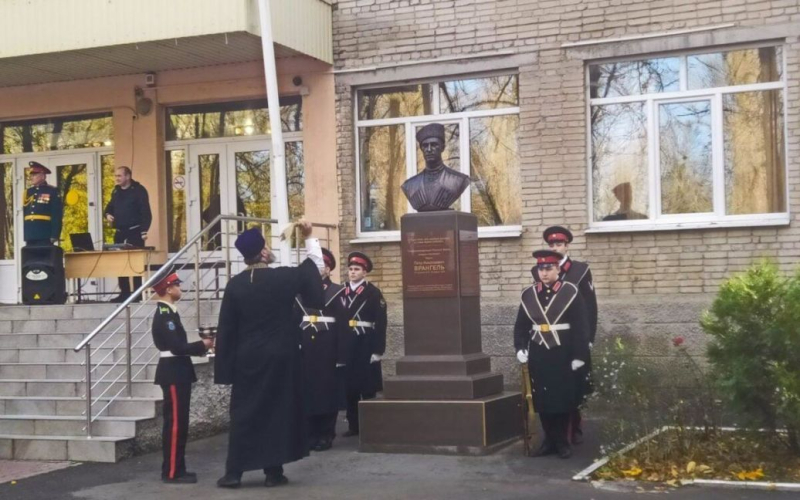 B Russland errichtete ein Denkmal für den „schwarzen Baron“: Kommunisten protestieren (Foto)“ /></p>
<p><strong>Die feierliche Eröffnung fand am 7. November statt – genau am Tag der sogenannten „Oktoberrevolution“. “.</strong></p>
<p>In der russischen Stadt Rostow am Don forderten die Initiatoren der Aufstellung einer Büste von General Wrangel, einem der Hauptführer der „weißen“ Armee, die gegen die Bolschewiki kämpfte, „die Bestrafung mit der vollen Härte des Gesetzes“. ” die Kommunisten, die die Proteste inszenierten.</p>
<p>Darüber berichtet der Telegram-Kanal „Rise“.</p>
<p>Das Denkmal für den „schwarzen Baron“, wie General Wrangel während des Krieges genannt wurde Bürgerkrieg in Russland, erschien auf dem Territorium des Kadettenkorps der Don State Technical University.</p>
<p> Die feierliche Eröffnung fand am 7. November statt – genau am Tag der sogenannten „Oktoberrevolution“, der bolschewistische Putsch unter der Führung Lenins, der 1917 in St. Petersburg stattfand. Vielleicht ist es das, was die Kommunistische Partei der Russischen Föderation besonders empört.</p>
<p>Rostower Kommunisten fordern den Abbau des Denkmals und organisierten außerdem eine Reihe von Streikposten in der Nähe des Regionalregierungsgebäudes.</p>
<p>„Rote Provokateure, die mit Protesten drohen, sollten mit der vollen Härte des Gesetzes bestraft werden.“ „Das ist Sache der Strafverfolgungsbehörden, wenn in Kriegszeiten jemand direkt mit Protesten und einer Destabilisierung der Lage droht“, sagte Elena Semenova, Geschäftsführerin der nach Kaiser Alexander III. benannten Bildungsgesellschaft, zu diesen Protesten.</p>
<p >Sie wies auch darauf hin, dass es für die Büste keine Sicherheitskräfte geben werde, weil „das Denkmal bereits in einem Schutzgebiet liegt.“</p>
<p>„Die kommunistischen Genossen haben nur wieder einmal gezeigt, wer sie sind: Feinde von.“ Russland und das russische Volk und Vaterlandsverräter. „Nichts Neues“, sagte General Wrangel, ein Fan des „schwarzen Barons“ der Weißgardisten.</p>
<p>Erinnern Sie sich daran, dass früher in der Region Pskow in der Russischen Föderation in der Stadt Welikije Luki ein Denkmal für den blutigen Sowjet errichtet wurde Diktator Joseph Stalin wurde errichtet.</p>
<h4>Ähnliche Themen:</h4>
<p>Weitere Nachrichten</p>
<!-- relpost-thumb-wrapper --><div class=