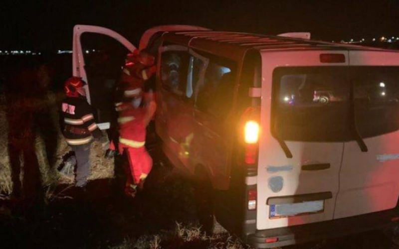 In Rumänien ein Kleinbus über amerikanische Soldaten geschüttet“ /></p>
<p><strong>Der Bus kam von der Fahrbahn ab und überschlug sich.</strong></p>
<p>In der rumänischen Stadt Caracal fuhr ein Kleinbus mit 7 amerikanischen Soldaten aus 5 von ihnen stürzten um und wurden verletzt.</p>
<p>Digi24 schreibt darüber.</p>
<p>„Nach den ersten Kontrollen stellte die Polizei fest, dass der Mann einen Kleinbus fuhr Es waren sieben Personen, die an einer Kreuzung mit einer Gemeindestraße die Orientierung verloren und von der Fahrbahn abkamen“, teilte eine Quelle der Veröffentlichung mit.</p>
<p>Medienberichten zufolge wurden infolge des Unfalls fünf Personen getötet. Die Passagiere im Auto benötigten ärztliche Hilfe und wurden in das städtische Krankenhaus von Caracal gebracht.</p>
<p >Der Fahrer wurde mit einem Alkoholtester getestet, das Ergebnis war negativ.</p>
<p>Der Nachrichtenagentur zufolge Die Polizei leitete ein Strafverfahren wegen des Unfalls ein.</p>
<p>Erinnern Sie sich daran, dass ein US-Militärflugzeug mit acht Menschen an Bord in Japan abgestürzt ist< b>.</b></p>
<h4>Verwandte Themen:</h4>
<p>Weitere Neuigkeiten</p>
<!-- relpost-thumb-wrapper --><div class=