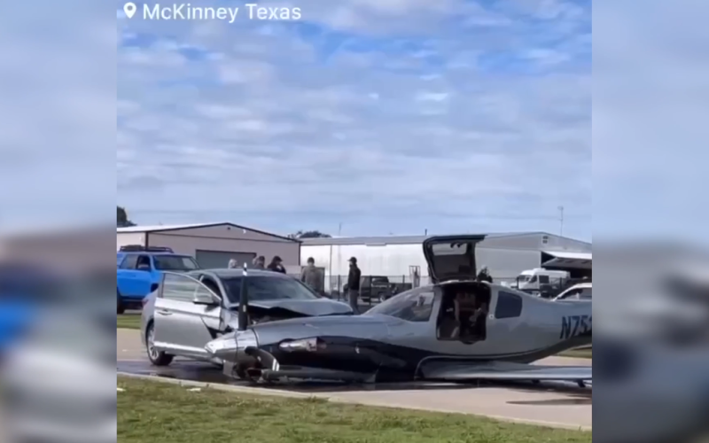 In den USA prallte ein Flugzeug bei einer Notlandung mit einem Auto zusammen: Video