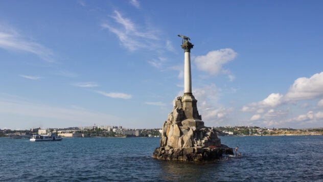 Nach dem Sturm stellen die Besatzer den Aufschwung in Sewastopol wieder her – Sprecher der Marine“ /></p>
<p>Das schlechte Wetter hat nachgelassen und die Besatzer einer der Anlagen in der Nähe von Sewastopol stellen die durch den Sturm zerstörten Sperren wieder her.</p>
<p>Der Feind hat die erste Reihe dieser Barrieren bereits wiederhergestellt Der Sprecher der Seestreitkräfte der ukrainischen Streitkräfte, Dmitri Pletentschuk, sagte in der Sendung des United News-Telethons.</p>
<p>— Bezüglich der<strong>Kertsch-Brücke</strong> kann ich nur bestätigen, dass diese Barrieren hier vollständig zerstört wurden. Dort wird höchstwahrscheinlich auch weiterhin daran gearbeitet, die Booms wiederherzustellen, — Er stellte klar.</p>
<p>Jetzt beobachten sie </p>
<p>Ihm zufolge befinden sich heute Morgen fünf russische Kriegsschiffe im Schwarzen Meer, darunter keine Kaliberträger.</p>
<p>Pletentschuk bemerkte das Der Feind hat die Situation hinsichtlich des Ladens von Raketen an Bord nicht geändert, da in Noworossijsk die entsprechende Infrastruktur nicht entwickelt wird, zumindest liegen solche Informationen noch nicht vor.</p>
<p>— Daher haben die Besatzer im Schwarzen Meer ein solches Problem, dass die Schiffe in Noworossijsk liegen und die Ausrüstung, mit der sie Raketen an Bord laden können, in Sewastopol liegt. An dieser Situation hat sich nichts geändert. Von Zeit zu Zeit riskieren sie, in Sewastopol einzudringen; letzte Woche gab es zwei Beispiele — Zyklon und Admiral Makarov, fasste der Sprecher der Marine zusammen.</p>
<p> Die Wiederherstellung der Barrieren gegen Seedrohnen in der Bucht von Sewastopol, die durch den Sturm vom 26. bis 27. November beschädigt wurden, wird auch durch Satellitenbilder bestätigt. </p>
</p>
<p>Möchten Sie entspannen? Kommen Sie zu Facti.GAMES!</p>
</p></p>
<!-- relpost-thumb-wrapper --><div class=