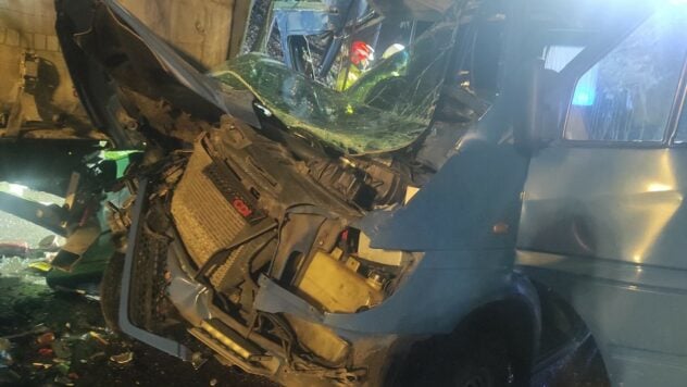 Kollision mit einem LKW in einer Schlange nahe der Grenze: In Polen stieg ein Bus mit Ukrainern ein ein Unfall“ /> </p>
<p>In der Nähe des Dorfes Belzec in der Woiwodschaft Lublin war ein Kleinbus mit ukrainischen Kennzeichen in einen Unfall verwickelt. Dies geschah etwa 30 km von der Grenze zur Ukraine entfernt. Bei dem Unfall kam ein 30-jähriger Mann ums Leben und 8 Menschen wurden verletzt.</p>
<p>Dies teilte der Pressesprecher der Polizei der Stadt Tomaszow Lubelski <strong>Małgorzata Pawłowska</strong></p>
<blockquote>
<p>— Im Kleinbus waren neun Personen unterwegs, allesamt Staatsbürger der Ukraine. Eine Person starb, alle anderen wurden ins Krankenhaus gebracht, — sagt sie.</p>
</blockquote>
<p>Der Unfall, Kiewer Zeit, ereignete sich um 06:27 Uhr auf der Autobahn Nr. 17. Der Kleinbus, der in Richtung Grenze fuhr, bremste nicht rechtzeitig und kollidierte mit einem LKW. Er stand an der Seite der Warteschlange an der polnisch-ukrainischen Grenze am Kontrollpunkt Grebenne-Rawa Ruska.</p>
<p>Schaue gerade </p>
<p><iframe Loading=