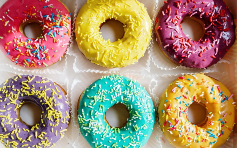 28 -jährige Frau hat einen Lieferwagen mit 10.000 Donuts gestohlen“ /></p>
<p><strong>Sie setzte sich ans Steuer, als der Fahrer an einer Tankstelle anhielt.</strong></p>
<p> In Australien stahl eine Frau einen Lieferwagen mit 10.000 Donuts.</p>
<p>Telegraph.co.uk berichtet.</p>
<p>Der Lieferwagen war auf dem Weg zu Geschäften in der Nähe von Sydney, verschwand jedoch, als der Lieferfahrer anhielt um während seiner Nachtschicht aufzutanken. CCTV hat eine Frau gefilmt, die in der Nähe eines geparkten Autos herumlungerte. Einen Moment später stieg sie ein und fuhr weg, während der Fahrer am Ticketschalter bezahlte.</p>
<p>Es stellte sich heraus, dass es sich um die 28-jährige Bianca Dennis handelte, die ursprünglich wegen angeblich fehlenden Tickets gesucht wurde auf einem Bahnsteig. Sie konnte sich zwei Wochen lang der Polizei entziehen.</p>
<p>„Ihr wurde vorgeworfen, ein Fahrzeug ohne die Zustimmung des Eigentümers mitgenommen und geführt zu haben, ein Fahrzeug zu führen, während sie disqualifiziert war, und ohne gültigen Fahrschein gereist zu sein oder dies versucht zu haben.“ , NSW-Polizei sagte.</p>
<p>Es ist unklar, ob sie wusste, dass der nicht gekennzeichnete weiße Lieferwagen mit Tausenden von Donuts gefüllt war. Da die Süßigkeiten für etwa 4 A$ verkauft wurden, hatte die Ladung einen Wert von rund 40.000 US-Dollar.</p>
<p>Die Polizei bestätigte, dass der Transporter in einem Park in der Nähe von Parramatta gefunden wurde. In ihrer Erklärung fügten die Polizeibeamten hinzu, dass „die Donuts zerstört wurden“, ohne auf Einzelheiten einzugehen.</p>
<p>Wir erinnern uns, dass ein vier Monate altes Kind, das von einem Tornado aus dem Haus geschleudert wurde, <strong>wurde lebend in einem Baum gefunden</strong>. Das Baby überlebte wie durch ein Wunder.</p>
<h4>Ähnliche Themen:</h4>
<p>Weitere Neuigkeiten</p>
<!-- relpost-thumb-wrapper --><div class=