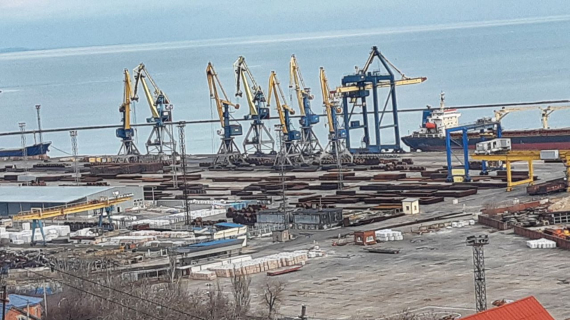 Kein Schiffsverkehr, leere Liegeplätze: Was passiert im Hafen von Mariupol