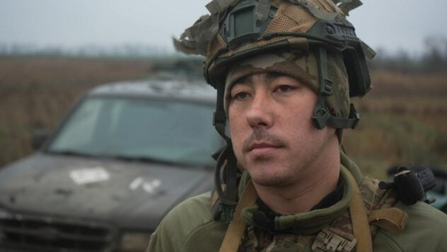 Sogar auf dem Dach: Ein Militär mit dem Rufzeichen Khan erzählte, wie er das ausschaltet von Grund auf verwundet“ /></p>
<p>30-jähriger <strong>Dmitry mit dem Rufzeichen Khan von der 82. separaten Luftangriffsbrigade</strong>schützt die Ukraine in Richtung Saporoschje. Dient als leitender Techniker des Unternehmens — bereitet Fahrzeuge auf den Kampf vor und repariert sie nach der Rückkehr. Allerdings muss ein Soldat oft um „Null“ herumlaufen. — Er bringt seinen Brüdern dort Wasser, Proviant und Munition und liefert die Verwundeten zurück. Es gibt Tage, da muss man ein Dutzend und einen halben Spaziergang hin und her machen.</p>
<p>Die Familie stammt aus Usbekistan und zog in die Ukraine, als er fünf Jahre alt war, erzählt Dmitry von sich. Hier habe ich studiert, geheiratet, bei der Post gearbeitet, als Mechaniker in einer Fabrik und habe Mobiltelefone repariert. Und einen Monat vor der Geburt seiner Tochter machte er mobil. Jetzt ist Milana 10 Monate alt, in dieser Zeit habe ich sie nur einmal gesehen.</p>
<p>— Aus diesen Minuten erinnere ich mich, wie sie mich zum ersten Mal sah, mich aber nicht verlassen wollte. Ich trug sie in meinen Armen, und als ich sie meiner Großmutter oder Mutter übergab, streckte sie mir immer noch die Hand entgegen. Und dabei wurde mir ganz warm ums Herz, — erinnert sich Dmitry.</p>
<p>Jetzt schauen sie zu </p>
<p>Sein Pickup ist von Trümmern und zerbrochenen Spiegeln zerschnitten, der Motor rattert — mehrere Monate lang trug er darauf die Verwundeten vom Schlachtfeld.</p>
<blockquote>
<p>— Das ist meine Schwalbe — 2000 Ford Ranger, 33 Räder. Zwar ist der Motor bereits abgestorben und die Ventile durchgebrannt, der Treibstoff funktioniert nicht mehr wie er soll und die Turbine bläst nicht, aber sie bewegt sich immer noch aus eigener Kraft, — Dmitry zeigt einen Evakuierungs-Pickup.</p>
</blockquote>
<p><img decoding=