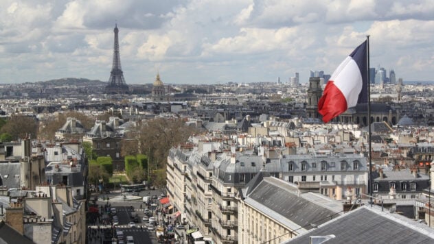 In Paris griff ein Mann mit einem Hammer Touristen in der Nähe des Eiffelturms an: Es gibt Tote und verletzt“ /> </p>
<p>Bei einem Angriff eines Angreifers auf Passanten im Zentrum von Paris in der Nähe des Eiffelturms wurde eine Person getötet und zwei weitere verletzt.</p>
<p> Der französische Innenminister Gerald Darmanin hat dies in den sozialen Netzwerken gemeldet.</p>
<p>Dies wurde vom französischen Innenminister Gerald Darmanin in den sozialen Netzwerken gemeldet.</p>
<blockquote>
<p>— Die Polizei hat gerade in Paris, nahe dem Quai Grenelle, tapfer einen Angreifer auf Passanten festgenommen. Ein Toter und ein Verletzter wurden von der Pariser Feuerwehr behandelt. Bitte meiden Sie diesen Bereich — schrieb der Minister auf dem sozialen Netzwerk .</p>
<p>AFP berichtete unter Berufung auf eine Quelle, dass der Verdächtige „Allahu Akbar“ gerufen habe. („Gott ist groß“). Dies wurde jedoch von den französischen Behörden noch nicht bestätigt.</p>
<h2>Was über den Angreifer bekannt ist</h2>
<p>Laut BFMTV handelte es sich bei dem Angreifer um Armand R., einen 1997 in Neuilly-sur-Seine geborenen Franzosen, der den französischen Strafverfolgungsbehörden als radikaler Islamist bekannt war und „schwerwiegende psychiatrische Probleme“ hatte.</p >
<p >— Nach seiner Festnahme sagte er, er könne nicht länger zusehen, wie Muslime in Afghanistan und Palästina sterben würden, — Gerald Darmanin erzählte es Reportern bei seiner Ankunft am Tatort.</p>
<p>Darmanin zufolge wurde er 2016 zu vier Jahren Gefängnis verurteilt, weil er bereits eine Gewalttat begehen wollte.</p>
<p>Möchten Sie sich entspannen? Kommen Sie zu Facti.GAMES! </p>
<p>Zu diesem Zeitpunkt beurteilt die nationale Anti-Terror-Staatsanwaltschaft die Situation und hat die Ermittlungen noch nicht übernommen.</p>
<p>Der Vorfall, der sich am Samstagabend im Zentrum von Paris ereignete, ereignete sich weniger Das könnte mehr als acht Monate dauern, bis die französische Hauptstadt Austragungsort der Olympischen Spiele ist, und könnte Fragen zur Sicherheit bei dem globalen Sportereignis aufwerfen.</p>
<p>Paris plant eine beispiellose Eröffnungszeremonie auf der Seine, die bis zu 600.000 Zuschauer anziehen könnte .</p>
</p>
</p></p>
<!-- relpost-thumb-wrapper --><div class=