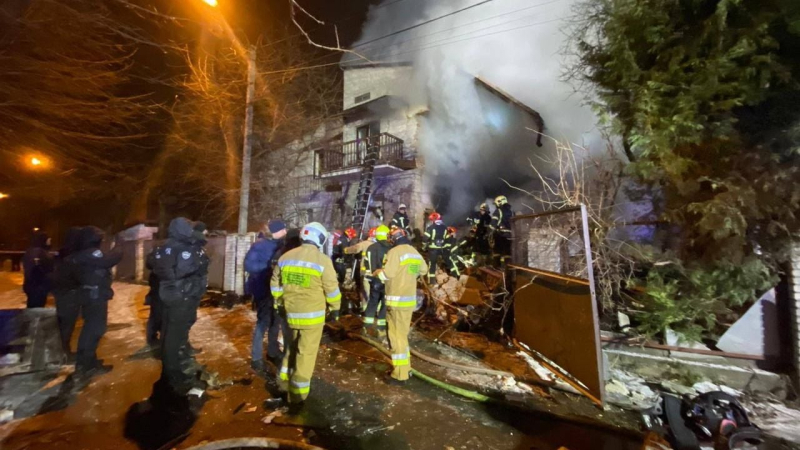 In einem Haus in Lemberg kommt es zu einer Explosion: Menschen werden unter den Trümmern durchsucht, Kinder sind unter den Opfern