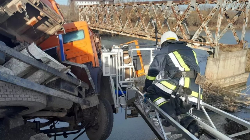 In der Karpatenregion wurde infolge eines Unfalls eine Frau aus einem an einer Brücke hängenden Lastwagen gerettet