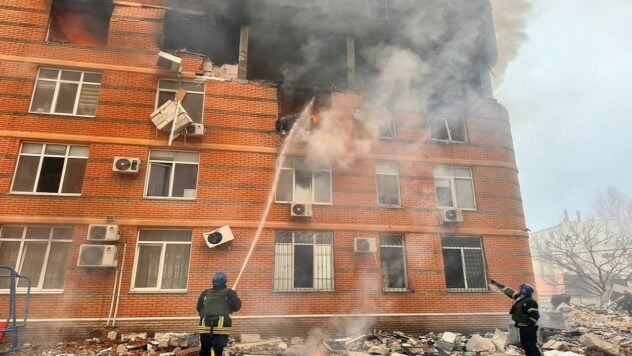 Das Heulen von Sirenen und Ruinen: die ersten Aufnahmen nach dem Angriff auf ein Hochhaus in Odessa“ /></p >
<p>Der erste stellvertretende Leiter der ukrainischen Streifenpolizei, Alexey Biloshitsky, veröffentlichte unmittelbar nach dem Einschlag einer Rakete in einem Hochhaus in Odessa Videos von Brustkameras von Polizeibeamten.< /p> </p>
<p>Ihm zufolge arbeiten an den Einschlagstellen Rettungsdienste, darunter Streifenpolizisten, die Bewohner evakuierten, die notwendige Hilfe leisteten und den Verkehr für den ungehinderten Durchgang spezieller Ausrüstung regelten .</p>
<p>Jetzt zuschauen </p>
<p>Am Morgen des 29. Dezember griffen russische Flugzeuge Odessa an. Feindliche Raketen treffen Wohnhochhäuser. Den neuesten Daten zufolge wurden bei dem Streik drei Menschen getötet und 22 verletzt.</p>
<p>Unter den Opfern waren zwei Kinder — 6 und 8 Jahre alt und eine schwangere Frau. Ein 26-jähriges Mädchen befindet sich mittlerweile in einem ernsten Zustand, Ärzte kämpfen um ihr Leben.</p>
<p>Der ausgewachsene Krieg in der Ukraine dauert nun schon den 674. Tag an. Sie können die Situation in Städten auf einer interaktiven Karte der Militäreinsätze in der Ukraine überwachen. Lesen Sie weitere Informationen über den Krieg in der Ukraine – Online-Nachrichten auf der ICTV Facts-Website.</p>
</p>
<p>Möchten Sie sich entspannen? Kommen Sie zu Facti.GAMES!</p>
</p></p>
<!-- relpost-thumb-wrapper --><div class=