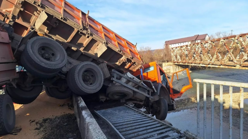 In der Karpatenregion wurde eine Frau gerettet von einem Lastwagen, der infolge eines Unfalls an einer Brücke hängt“ /></p>
<p>Foto: DSNS</p>
<p><img decoding=