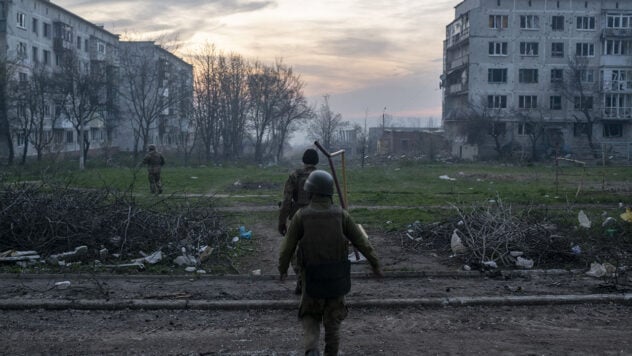 Wir müssen eine vollwertige Verteidigungslinie ohne Bezug zu besiedelten Gebieten aufbauen – Zhorin“ /></p >
<p>In Richtung Donezk nutzen die russischen Besatzer Taktiken, um eine Siedlung nach der anderen auszulöschen.</p>
<p>Major der Streitkräfte der Ukraine, ehemaliger Kommandeur des AZOV-Regiments , der stellvertretende Kommandeur der 3. Spezialbrigade Maxim Zhorin, berichtete dies in seinem Blog.< /p> </p>
<p>Er stellte fest, dass dies der einzige Weg sei, wie sie vorankommen könnten. Für die ukrainischen Streitkräfte ist es sehr schwierig, die Verteidigung in solchen Städten aufrechtzuerhalten, von denen nur noch der Name übrig ist.</p>
<p>Jetzt schauen Sie sich </p>
<blockquote>
<p>— Es gibt keine Keller, Gebäude, nichts, woran man sich festhalten kann. Daher wird es meiner persönlichen Meinung nach immer angemessener, eine vollwertige Verteidigungslinie aufzubauen, die nicht auf den Namen von Siedlungen beruht. Dies macht es viel einfacher, den Feind einzudämmen. Dort ist es viel einfacher, feindliche Streitkräfte zu besiegen. Und natürlich von dort aus Gegenoffensivmaßnahmen entwickeln, — schrieb ein Soldat.</p>
</blockquote>
<h2>Die Situation in der Region Donezk</h2>
<p>Am 27. Dezember sagte NSDC-Sekretär Alexey Danilov in einem Interview mit der Voice of America, dass die Das ukrainische Militär kontrolliert immer noch einen kleinen Teil von Marinka in der Region Donezk. Gleichzeitig ist die Situation dort schlimmer als bei Bachmut. </p>
<p>Laut Danilov haben die Russen es tatsächlich vollständig zerstört. Es gibt dort praktisch keine erhaltene Struktur.</p>
</p>
</p>
<p>Möchten Sie sich entspannen? Kommen Sie zu Facti.GAMES!</p></p>
<!-- relpost-thumb-wrapper --><div class=