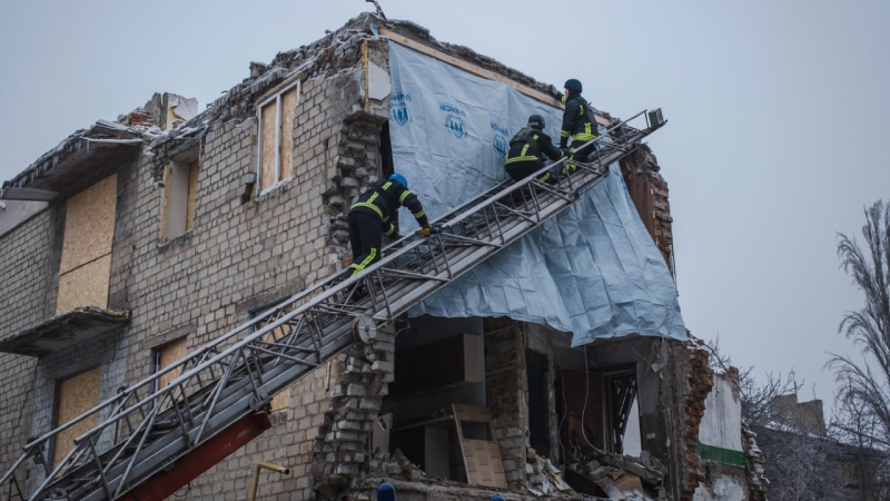 Streik auf Selidov: Retter lahmlegen ein von einer Rakete getroffenes Haus