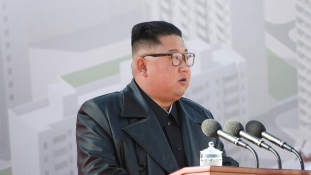 Auf Bidens Reaktion rechnen: Kim Jong-un fordert, die Kriegsvorbereitungen „zu beschleunigen““ /> </p>
<p>Der nordkoreanische Führer Kim Jong Un hat dem Militär sowie den Munitions- und Atomwaffenherstellern befohlen, die Kriegsvorbereitungen zu beschleunigen, um das abzuwehren, was er als „beispiellose Konfrontationsschritte der Vereinigten Staaten“ bezeichnete. p> </p>
<p >Nordkoreanische Staatsmedien schreiben darüber, berichtet die <b></b> New York Post. </p>
<p>Kim sprach bei einem wichtigen Treffen der Regierungspartei des Landes über die politischen Leitlinien für das neue Jahr und sagte, Pjöngjang werde die strategische Zusammenarbeit mit „antiimperialistischen Unabhängigen“ ausweiten. Länder.</p>
<p>Aktuell ansehen </p>
<p>— Er (Kim, — <strong>Ed.</strong>) setzte Kampfeinsätze für die Volksarmee und die Bereiche Munition, Atomwaffen und Zivilschutz ein, um die Kriegsvorbereitungen weiter zu beschleunigen, — heißt es im Bericht.</p>
<p>Darüber hinaus kündigte der Führer der DVRK wirtschaftliche Ziele für das neue Jahr an und nannte es „entscheidend“. den Fünfjahres-Entwicklungsplan des Landes umzusetzen.</p>
<p>— Er (Kim, — Hrsg.) erläuterte die wichtigen Aufgaben für das neue Jahr, die in Schlüsselindustrien dynamisch vorangetrieben werden müssen, und forderte eine Stabilisierung der landwirtschaftlichen Produktion auf hohem Niveau, — In der Nachricht heißt es.</p>
<h2>Was ausländische Medien darüber schreiben</h2>
<p> <b></b>Sky News stellt fest, dass Beobachter sagen, dass Herr Kim hofft, sein erweitertes Arsenal als Druckmittel für eine mögliche Diplomatie mit Washington nutzen zu können, möglicherweise nach den US-Präsidentschaftswahlen im kommenden November.</p>
<p> <b></b> The Telegraph stellt fest Nordkoreas angespannte Beziehungen zu den Vereinigten Staaten, da Nordkorea in den letzten Monaten seine Beziehungen zu Russland ausgebaut hat. Insbesondere wirft Washington Pjöngjang vor, im Gegenzug für technische Unterstützung bei der Entwicklung seines eigenen militärischen Potenzials militärische Ausrüstung an Moskau für den Einsatz im russischen Krieg gegen die Ukraine zu liefern.</p>
<p>Möchten Sie sich entspannen? Kommen Sie zu Facti.GAMES! </p>
<blockquote>
<p>— Auf Kims Anweisung hat Nordkorea in diesem Jahr seine militärische Macht weiter ausgebaut, einen neuen Spionagesatelliten gestartet und eine Rekordzahl an Raketentests durchgeführt. Letzte Woche führte es seinen ersten Interkontinentalraketentest seit fünf Monaten durch, — schreibt die Veröffentlichung.</p>
</blockquote>
<p> <b></b> The Hill stellt außerdem fest, dass solche Äußerungen des Führers der DVRK vor dem Hintergrund der sich verschlechternden Beziehungen zu den Vereinigten Staaten erfolgen. In der Veröffentlichung heißt es, Kim Jong-un rufe dazu auf, die Politik „zu beschleunigen“. Vorbereitung auf den Krieg nach der „Konfrontation“; USA.</p>
</p>
</p></p>
<!-- relpost-thumb-wrapper --><div class=