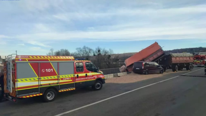 In der Karpatenregion wurde eine Frau nach einem Unfall aus einem Lastwagen gerettet, der an einer Brücke hing 