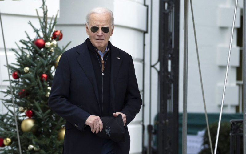 Biden nannte acht große Erfolge 2023“ /></p>
<p><strong>Der amerikanische Staatschef widmete der „Stärkung der Demokratie im In- und Ausland“ einen eigenen Abschnitt in der Liste der Erfolge.</strong></p>
<p>US-Präsident Joe Biden zählte acht der wichtigsten Errungenschaften seiner Regierung im Jahr 2023 auf, darunter die Unterstützung für die Ukraine und Israel.</p>
<p>Die endgültige Liste wurde auf dem offiziellen Konto des amerikanischen Führers im X-Netzwerk (ehemals Twitter) veröffentlicht.</p>
<p>In einem separaten Abschnitt der Liste widmete Biden seine Erfolge der „Stärkung der Demokratie im In- und Ausland“.</p>
<p><img decoding=