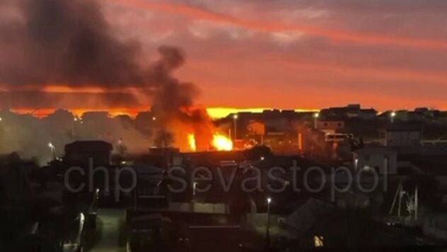 Ein Glanz erleuchtete den Himmel: Auf der Krim brach ein Feuer aus