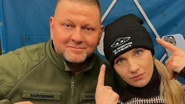 Unter dem Schutz von Zaluzhny: Kharlan teilte ein Foto mit dem Oberbefehlshaber der Streitkräfte der Ukraine“ /></p>
<p >Die Olympiasiegerin im Fechten Olga Kharlan traf sich mit dem Oberbefehlshaber der Streitkräfte der Ukraine Valery Zaluzhny und teilte ein Foto mit ihm.</p>
<p>Sie veröffentlichte das Foto auf ihrem <b></b> Instagram. </p>
<p>Auf dem Foto posiert Harlan neben dem General in einem Pullover und einer Mütze, auf der steht: „Unter dem Schutz von Zaluzhny“.</p>
<p>Jetzt schaue ich mir </p>
<blockquote an >
<p>— Die Aufschrift auf der Kappe ist wahr. Selbst die Stärksten brauchen Schutz und Unterstützung. In der Einheit liegt Stärke. Lasst uns vereinen, — schrieb sie unter dem Beitrag.</p>
</blockquote>
<p>Zaluzhny neben ihr zeigt mit seinen Fingern das „Siegeshand“-Zeichen. — eine übliche Geste, die Sieg oder Frieden bedeutet.</p>
<p> <iframe width=