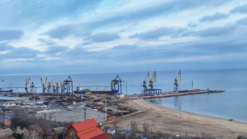 Kein Schiffsverkehr, leere Liegeplätze: Was passiert im Hafen von Mariupol